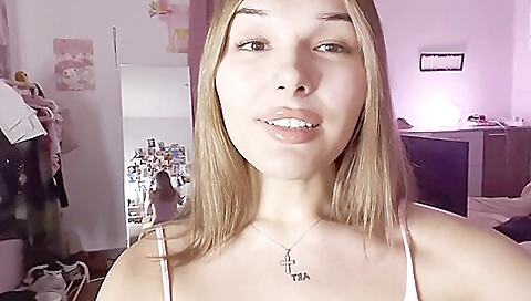 Cute brunette babe enjoys hard fucking in backseat