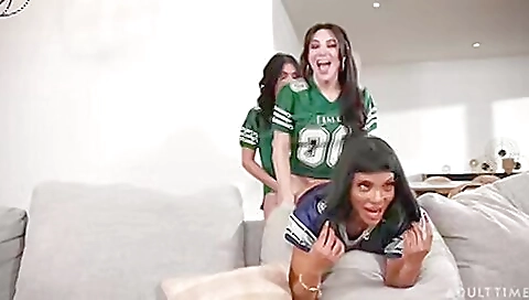 Brunette with a tattooed pussy gets her asshole rimmed